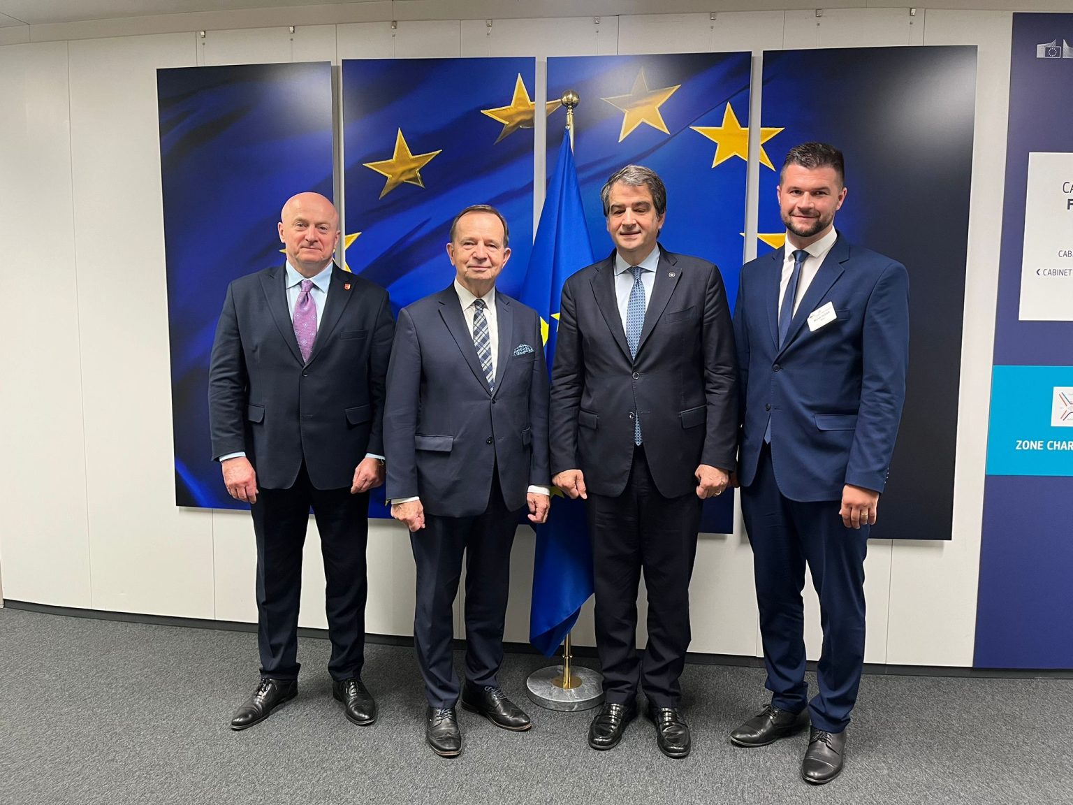 Marszałek Jarosław Stawiarski podczas spotkania z komisarzem Rafaelem Fitto