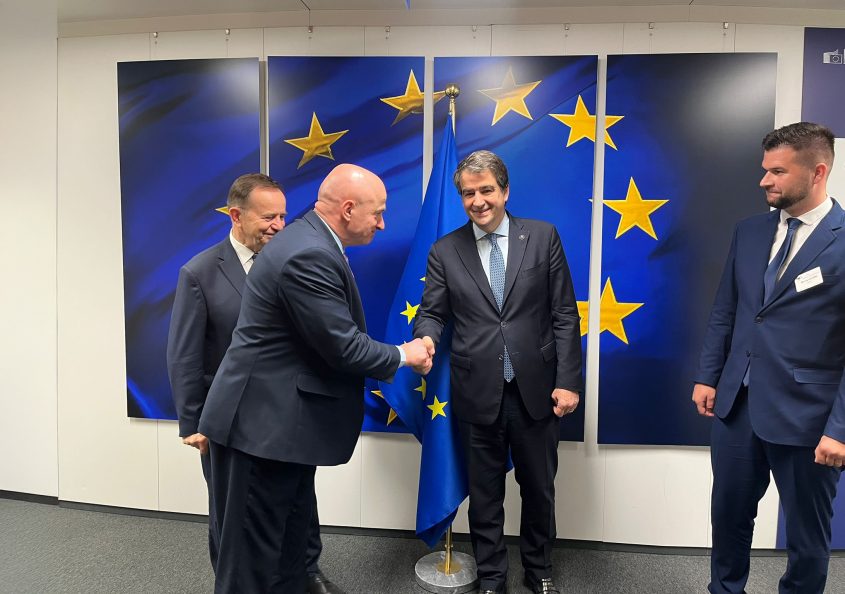 Marszałek Jarosław Stawiarski podczas spotkania z komisarzem Rafaelem Fitto