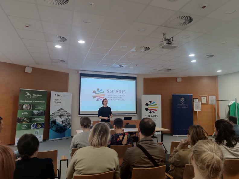 Obraz przedstawia obrady Regionalnego Forum Inteligentnych Specjalizacji w Krakowie