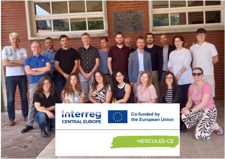 Partnerzy projektu HERCULES - CE pozują do wspólnego zdjęcia
