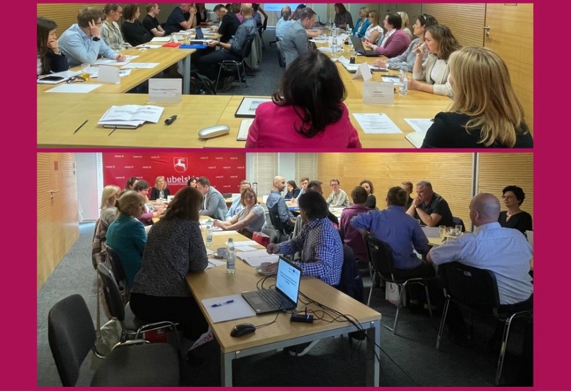 Grupa uczestników spotkania przy stole