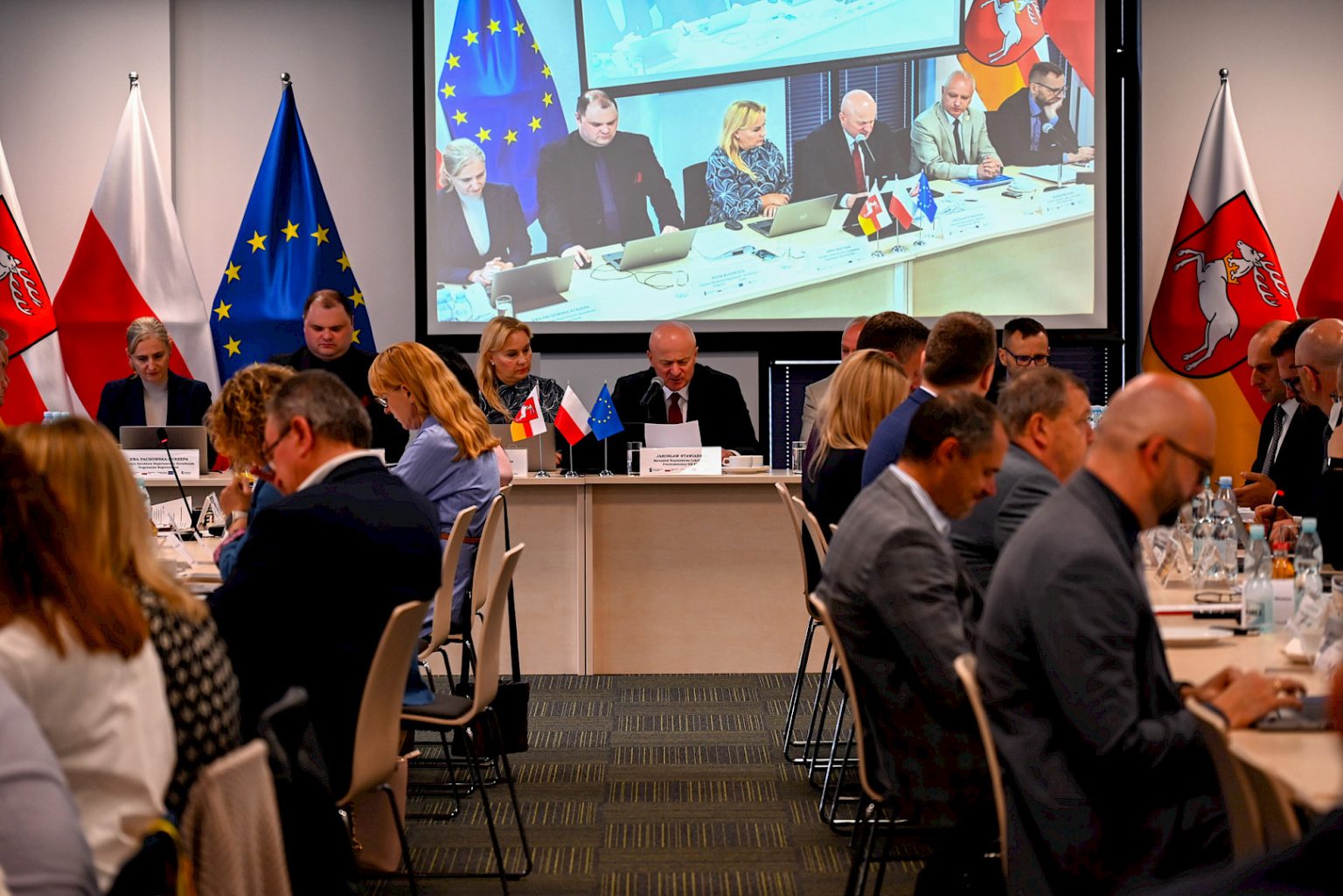 zdjęcie przedstawia obrady Komitetu Monitorującego