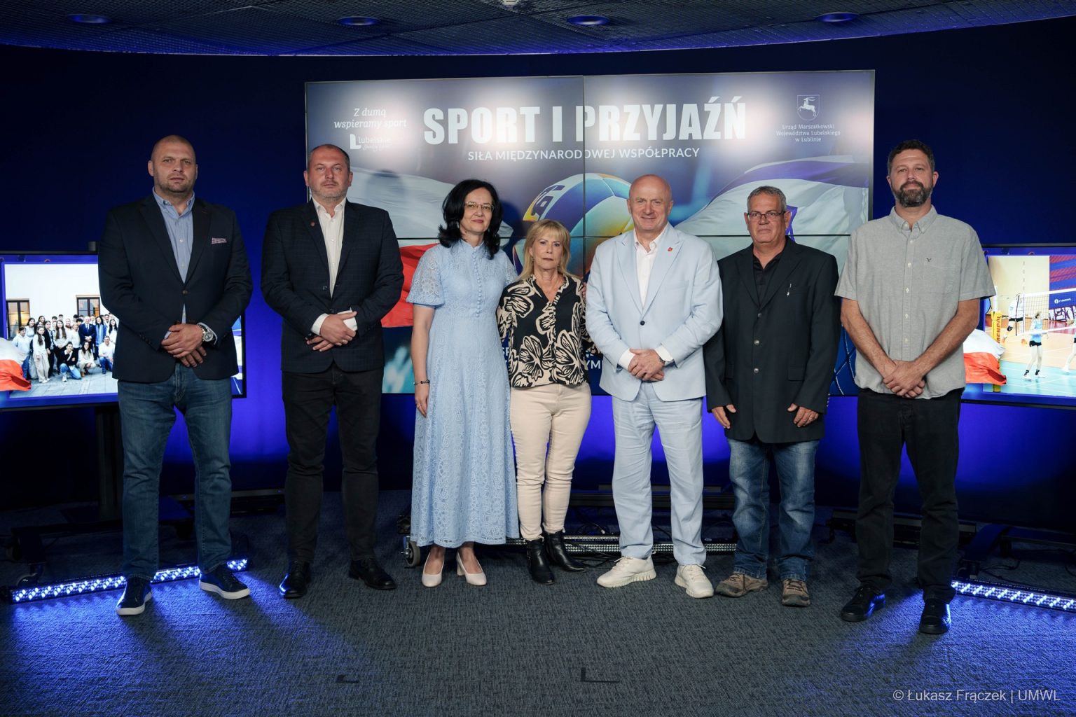 Marszałek Jarosław Stawiarski wraz gośćmi z Izraela podczas wspólnego pamiątkowego zdjęcia