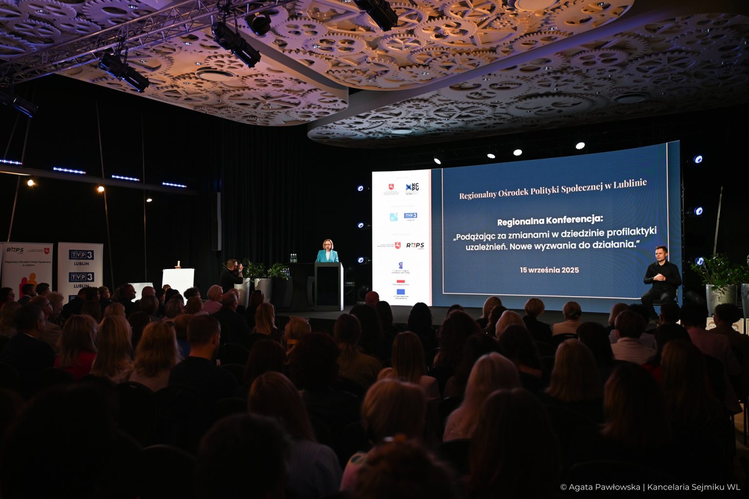 Wykład podczas konferencji z widokiem na widownię