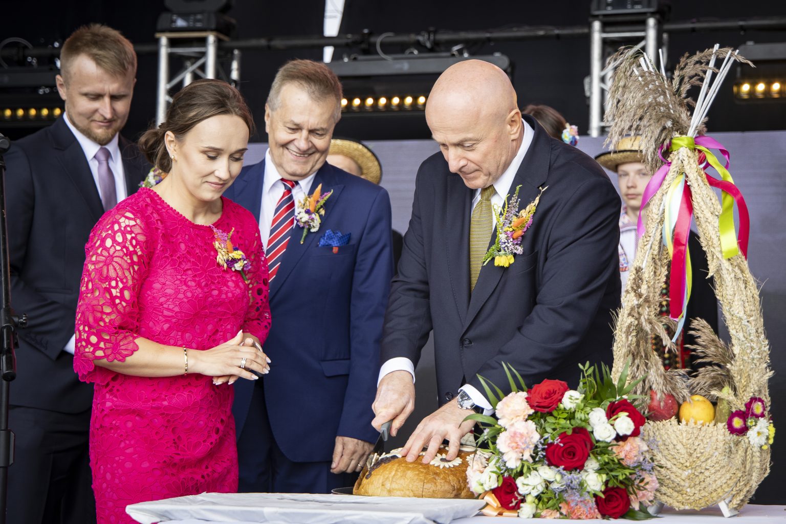 Marszałek Jarosław Stawiarski kroi chleb podczas obrzędu dożynkowego
