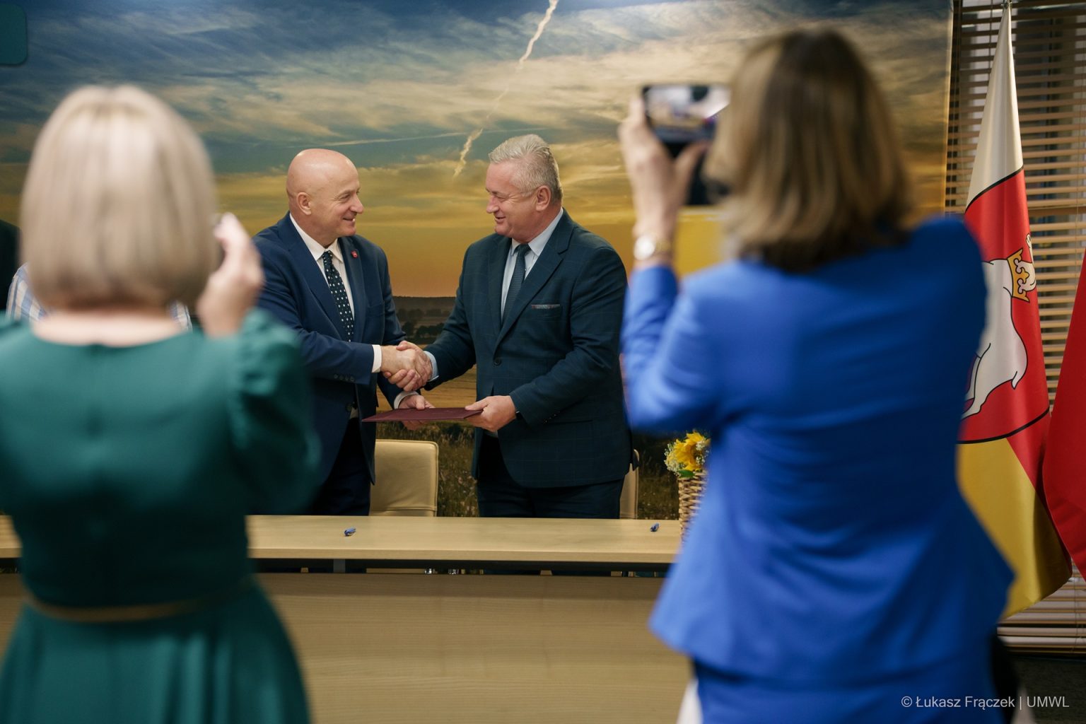 Marszałek Jarosław Stawiarski wręcza umowę