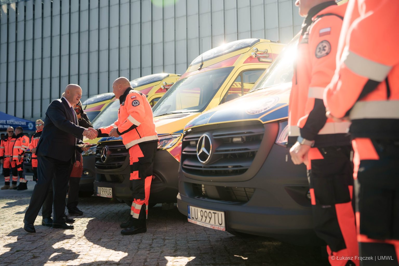 Marszałek Jarosław Stawiarski przekazuje klucze do karetki