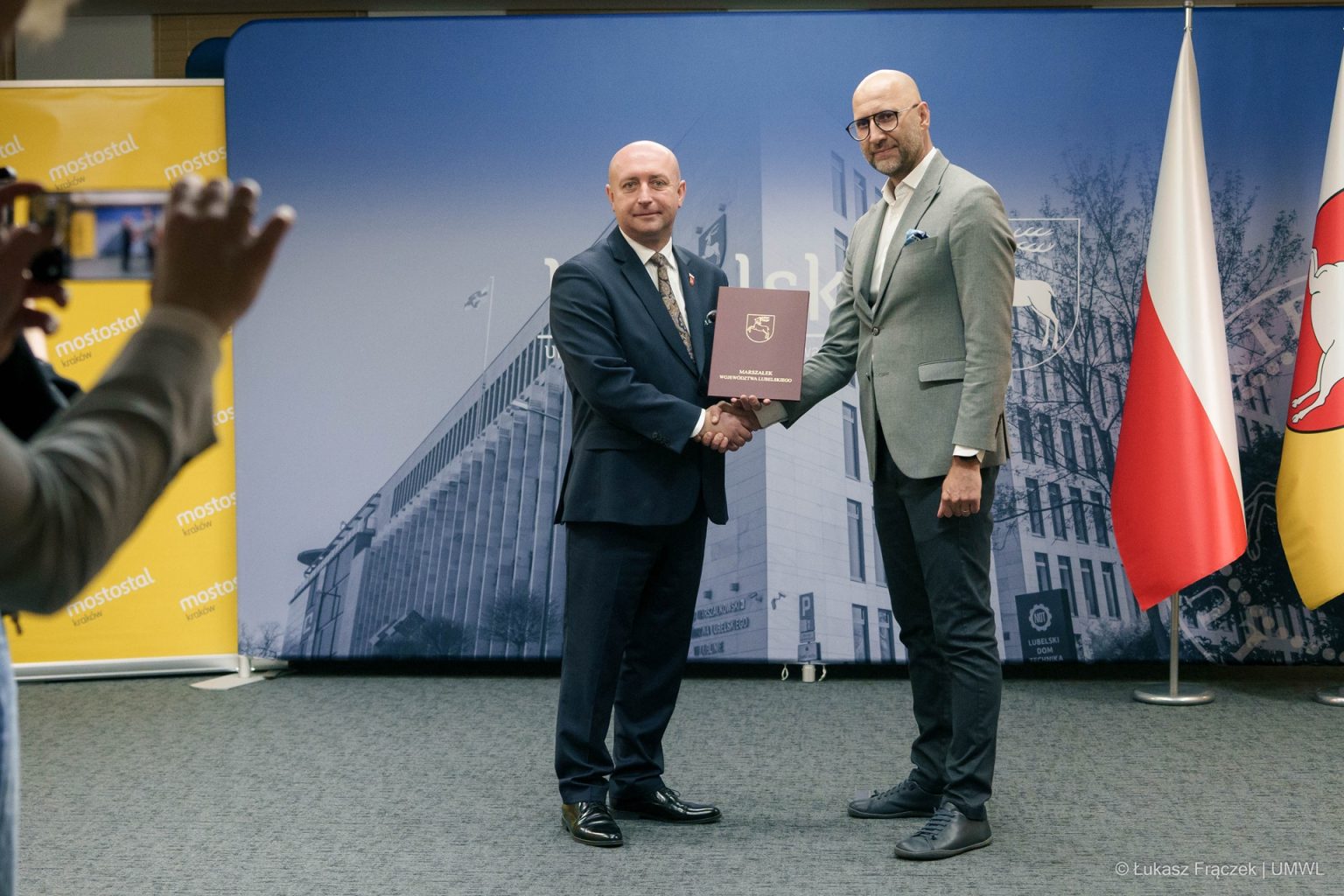 Wicemarszałek Piotr Breś wręcz umowę