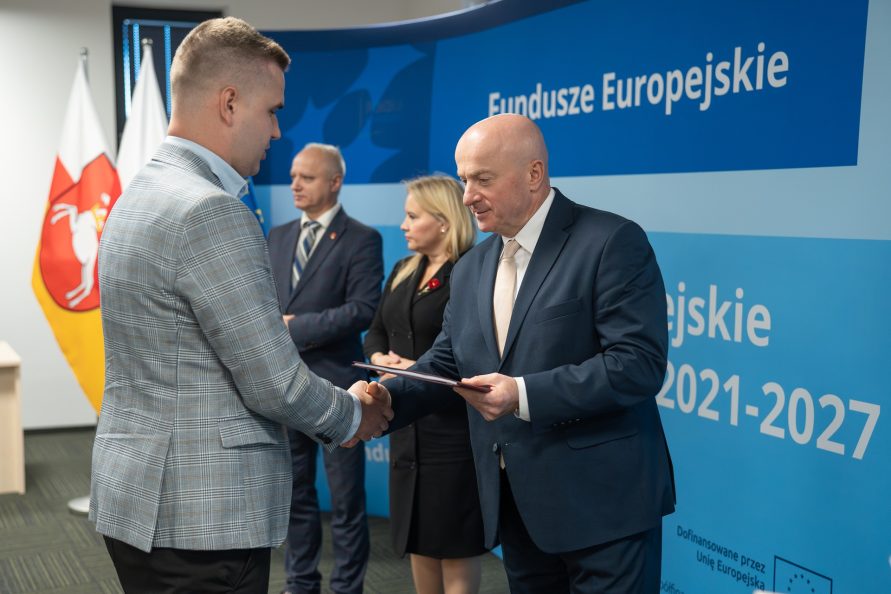 Marszałek Jarosław Stawiarski wręcza umowy