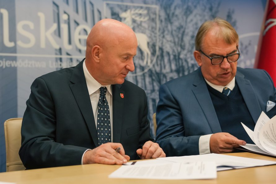 Marszałek Jarosław Stawiarski podpisuje umowę ze szpitalami