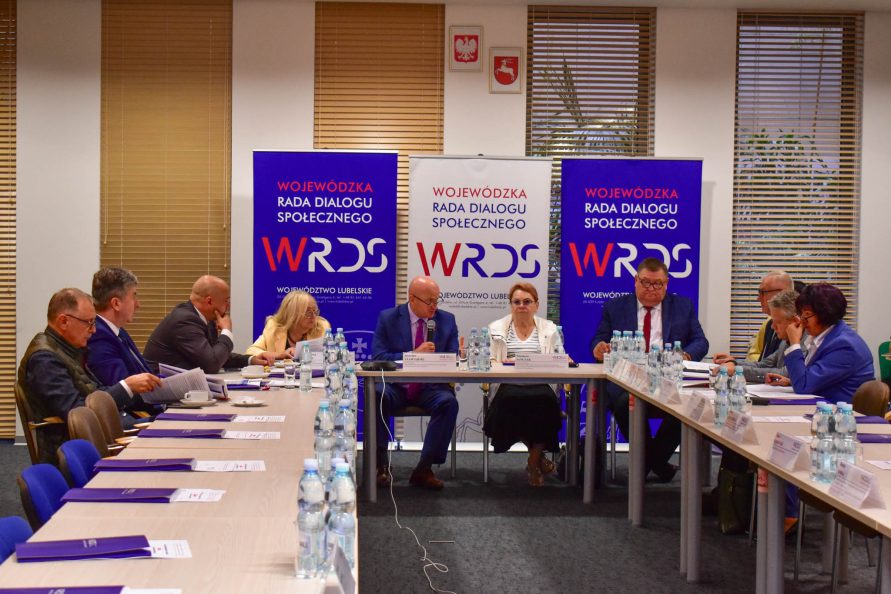 Członkowie Prezydium siedzą przy stołach ustawieniach w kształcie litery U, zwróceni twarzami do środka.