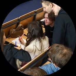 Studenci słuchają prezentacji