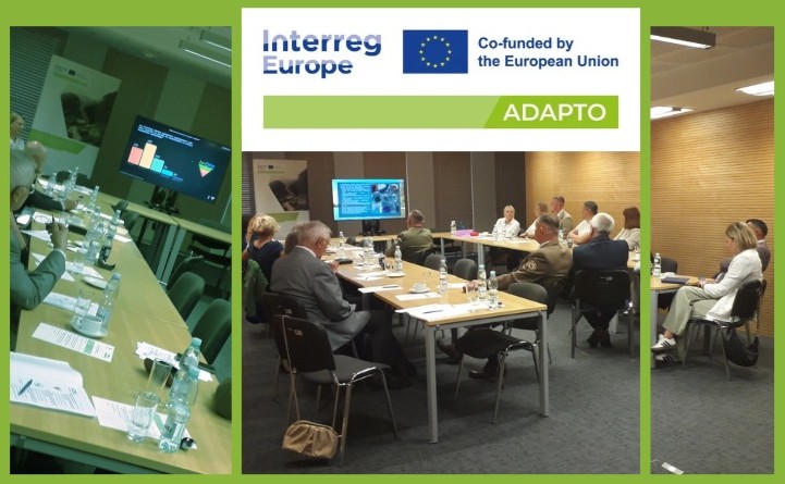 Uczestnicy siedzą przy stole z rozłożonymi dokumentami.