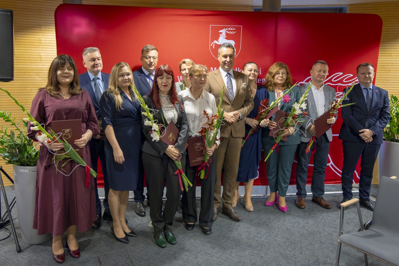 Członek Zarzadu Marcin Szewczak wraz z nagrodzonymi nauczycielami