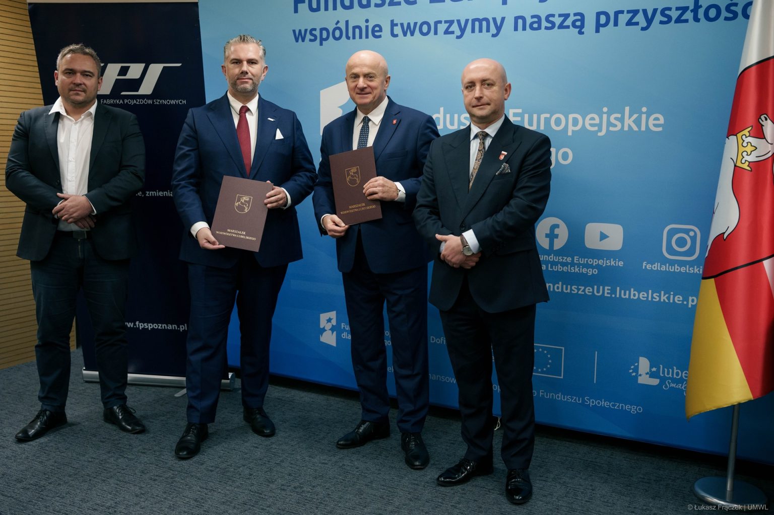 Członkowie Zarządu Województwa Lubelskiego wraz z wykonawcą projektu, prezentują podpisaną umowę