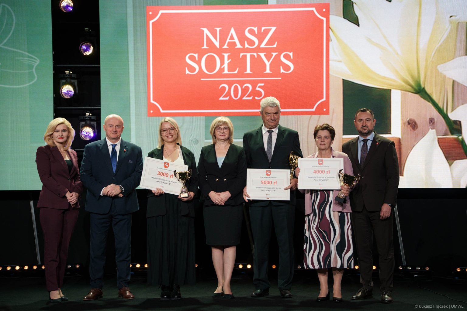 Członkowie Zarządu Województwa Lubelskiego pozują wspólnie do zdjęcia z laureatami konkursu Nasz Sołtys