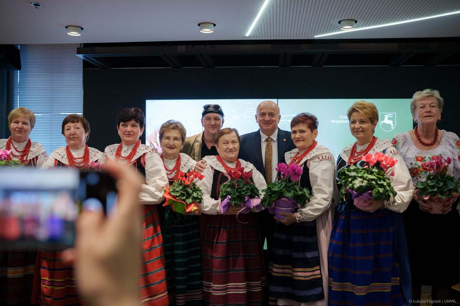 Marszałek Jarosław Stawiarski na pamiątkowym zdjęciu z paniami z Koła Gospodyń Wiejskich