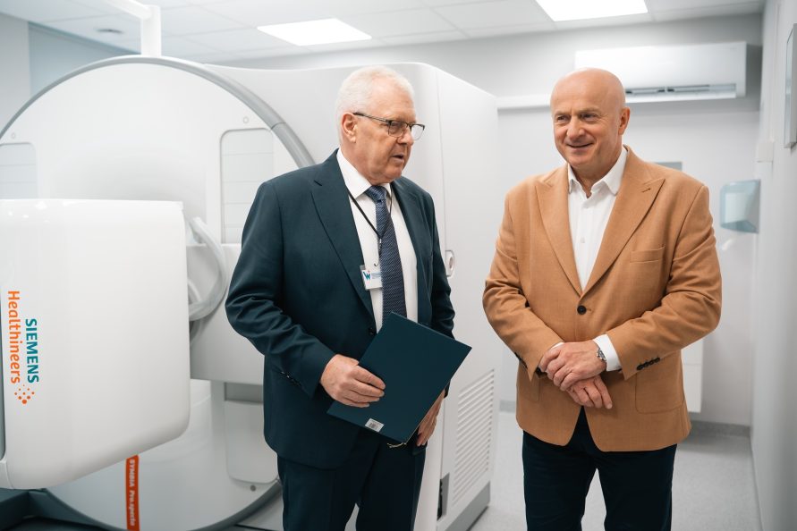 Dyrektor Piotr Matej i marszałek Jarosław Stawiarski