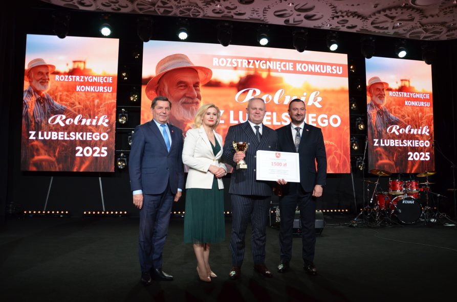 Wicemarszałek Marek Wojciechowski w towarzystwie dyrektor Ewy Szałachwiej i dyrektora Janusza Bodziackiego oraz laureata konkursu