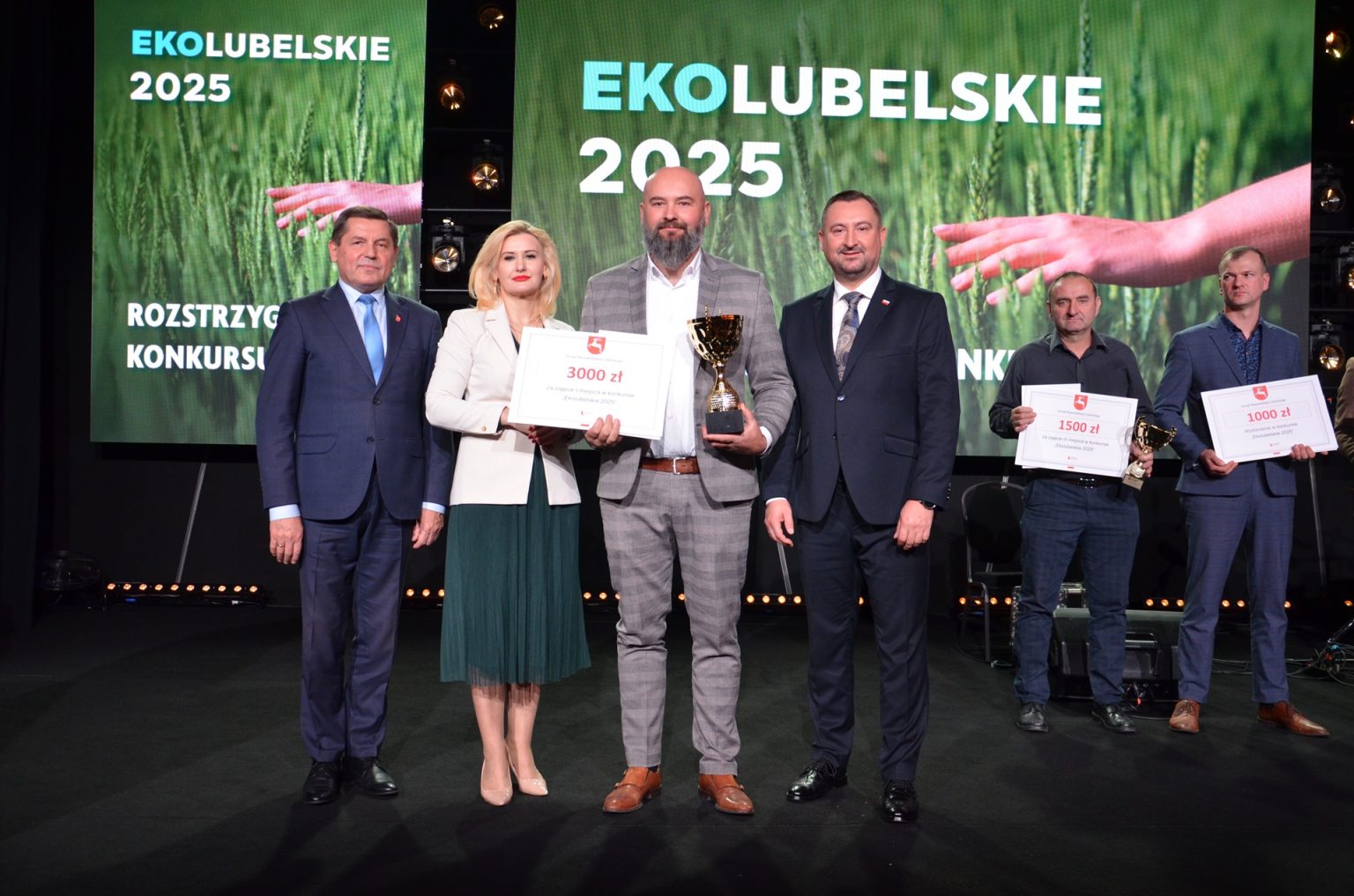 Wicemarszałek Marek Wojciechowski, dyrektor Ewa Szałąchwiej, Dyrektor Janusz Bodziacki w towarzystwie laureata konkursu Ekorolnik 2025