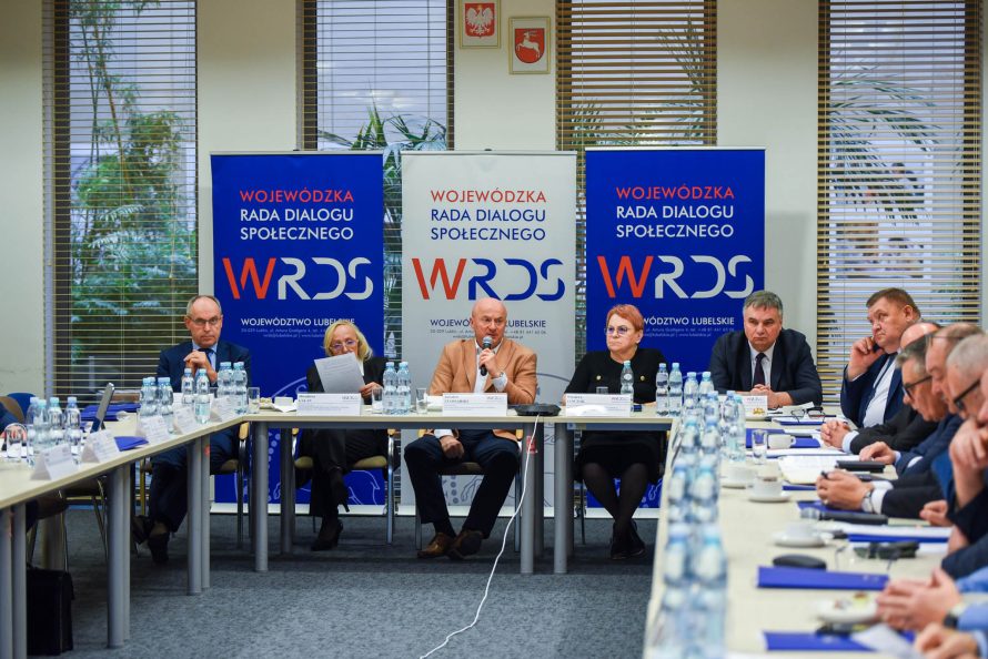zdjęcie przedstawia członków WRDS WL oraz Przewodniczącego Jarosława Stawiarskiego Marszałka Województwa Lubelskiego