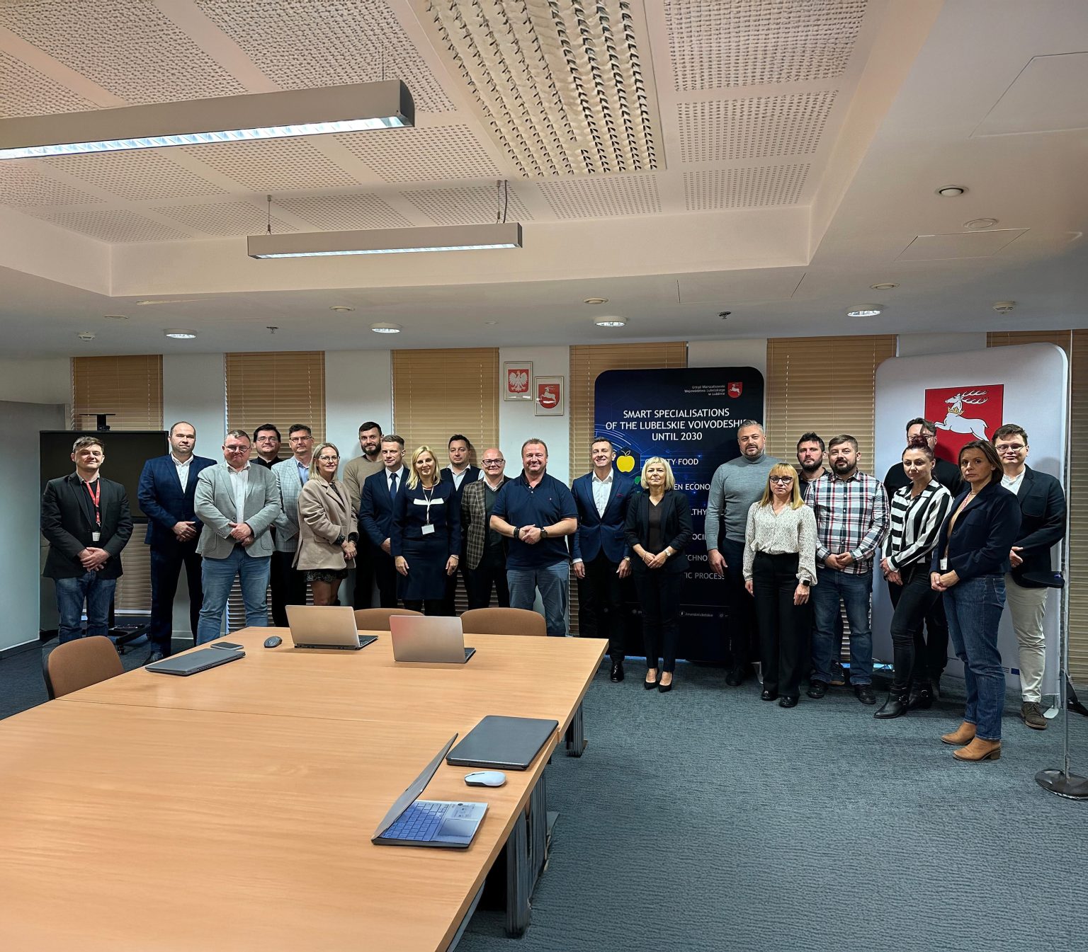 zdjęcie przedstawia grupę osób, uczestników spotkania projektu COEUS