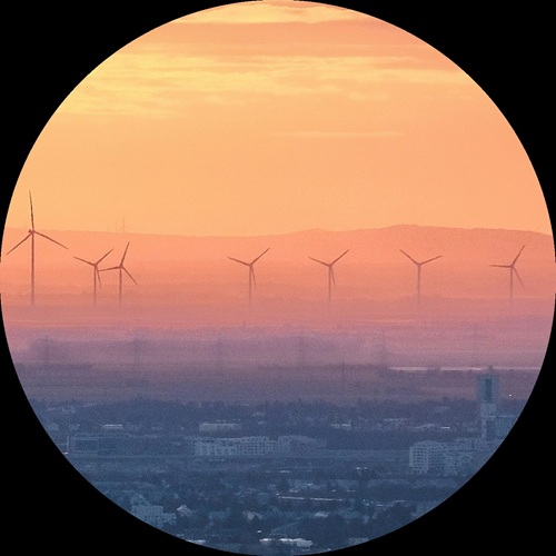 Farma wiatraków na tle zachodu słońca