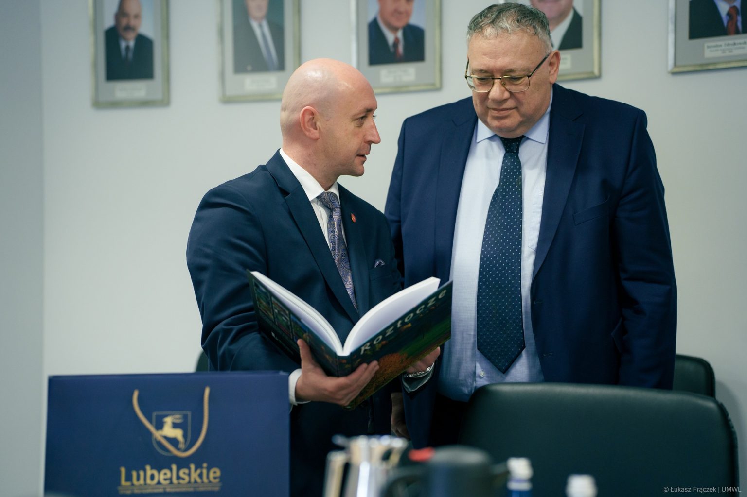 Piotr Breś wicemarszałek województwa lubelskiego przedstawia album z Roztocza Ambasadorowi Węgier