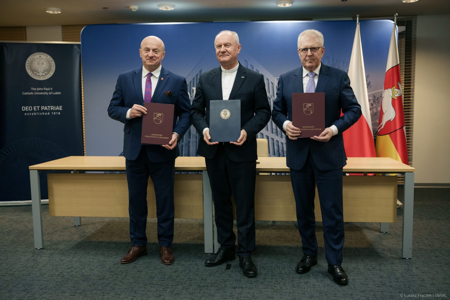 Od lewej: Marszałek Województwa Lubelskiego Jarosław Stawiarski, rektor KUL ks. prof. Mirosław Kalinowski i dyrektor Wojewódzkiego Szpitala Specjalistycznego im. Stefana Kardynała Wyszyńskiego Piotr Matej