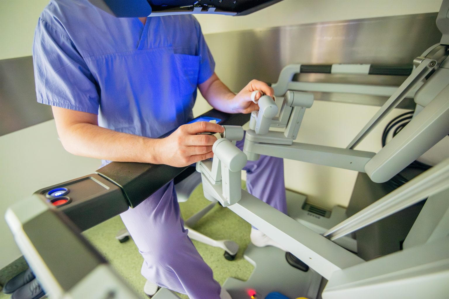 Chirurg podczas zabiegu z użyciem aparatu da Vinci