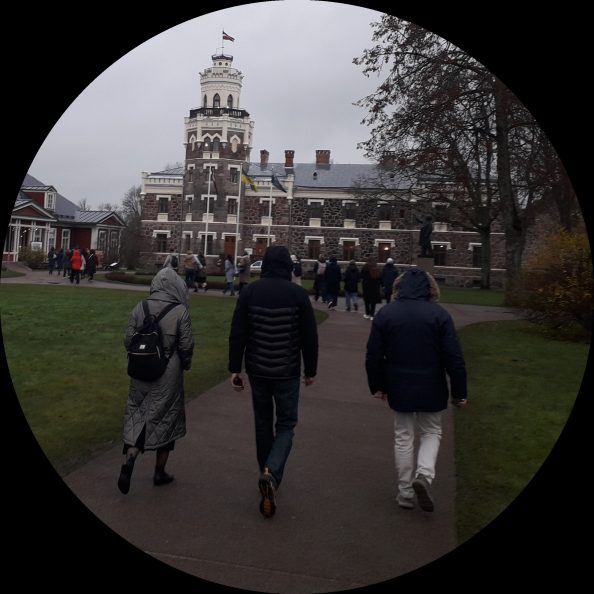 Uczestnicy wizyty studyjnej zbliżają się do Nowego Zamku w Siguldzie na Łotwie