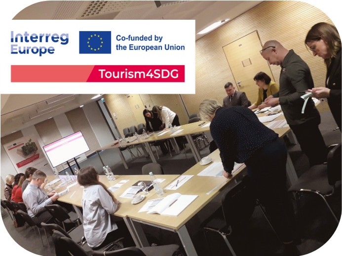 Uczestnicy warsztatów współpracują, niektórzy dyskutują, inni dopasowują karteczki do celów programu turystyki.