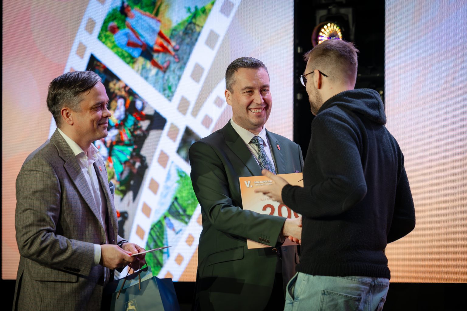 Z-ca Dyrektora Departamentu Promocji Sportu i Turystyki Rafał Kamieniecki i Marcin Szewczak Członek Zarządu WL wręczają nagrodę