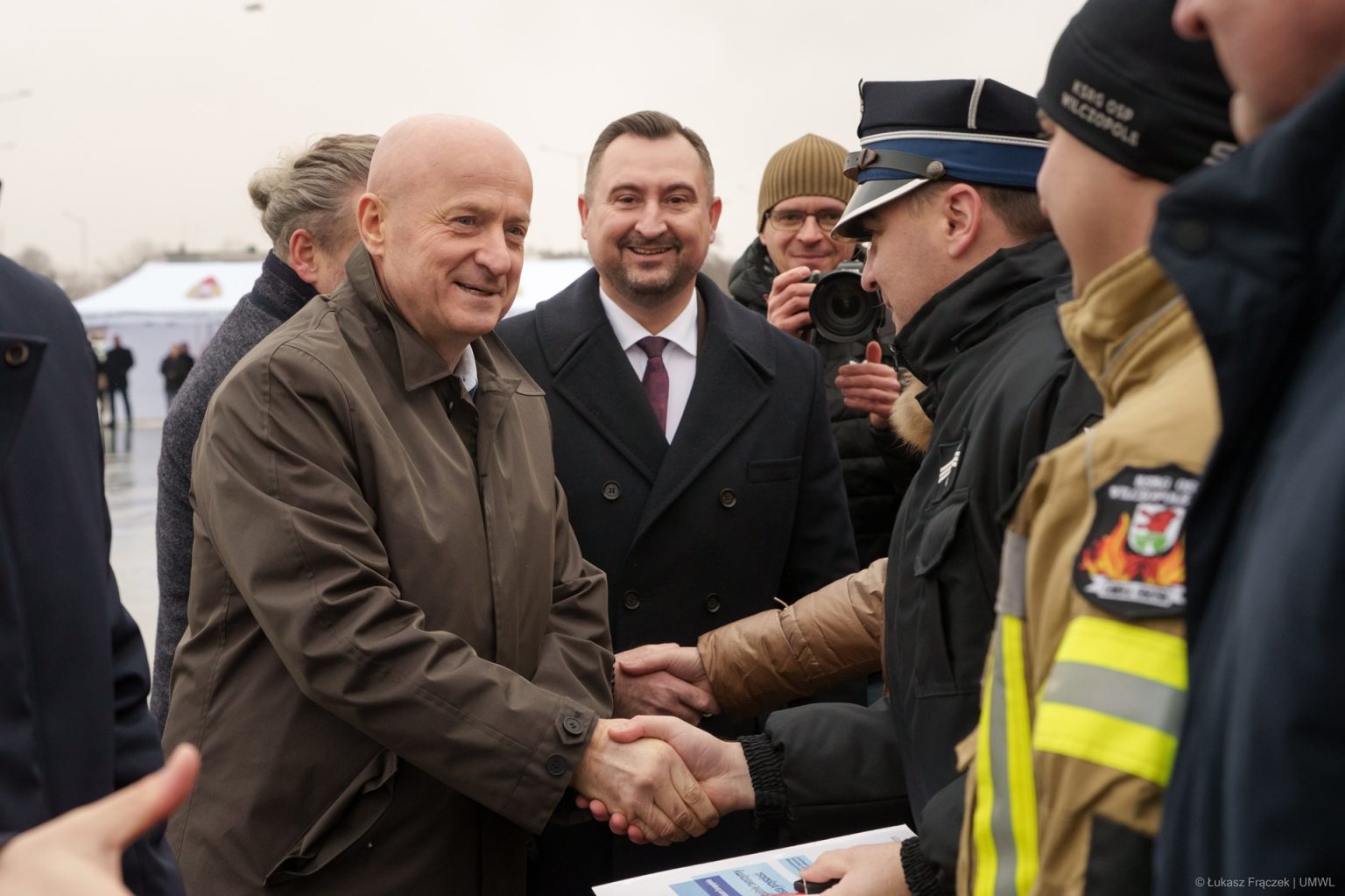 Marszałek Jarosław Stawiarski i wicemarszałek Marek Wojciechowski przekazują sprzęt