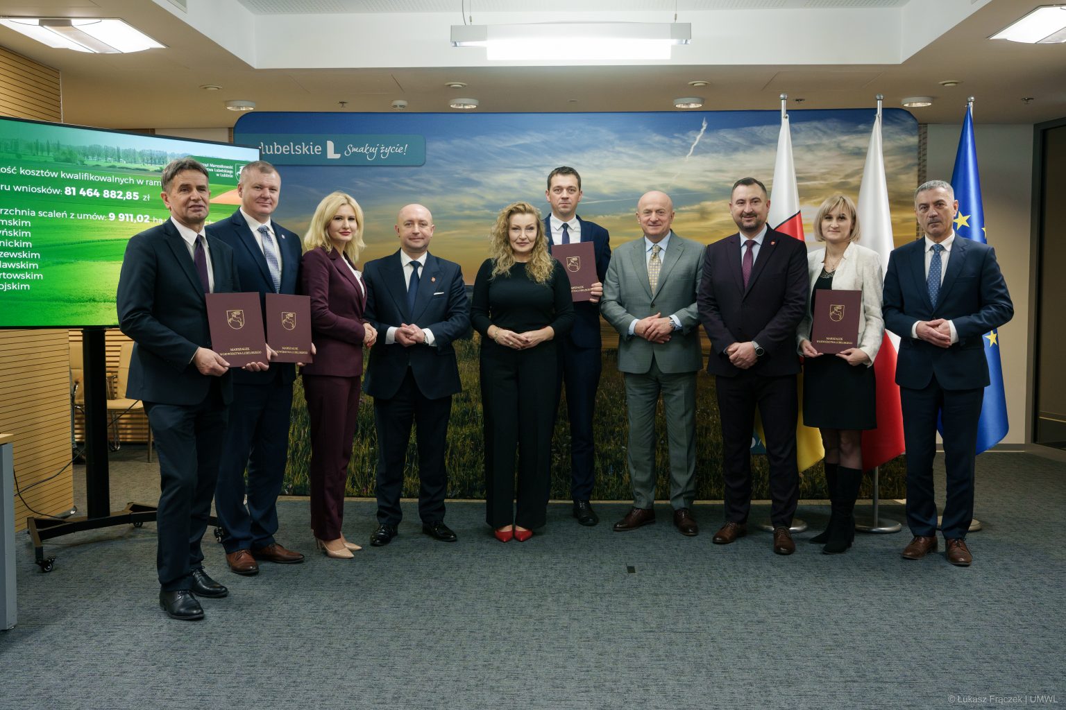 Grupowe zdjęcie członków zarządu z beneficjentami programu