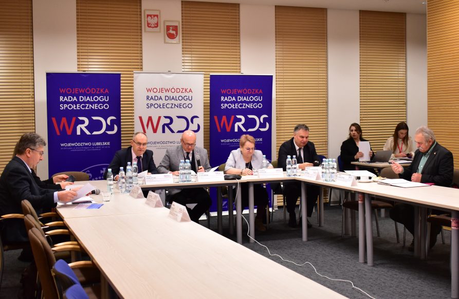 Członkowie Prezydium WRDS WL siedzą przy połączonych stołach w kształcie litery U podczas posiedzenia.