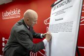 Marszałek Jarosław Stawiarski podpisuje list intencyjny