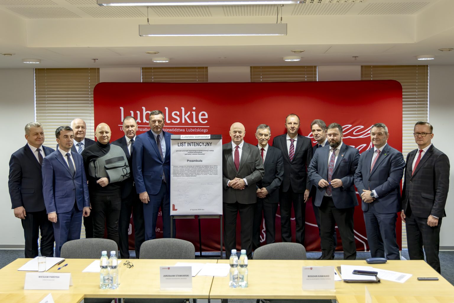 Marszałek Jarosław Stawiarski wraz z uczestnikami podpisania listu intencyjnego