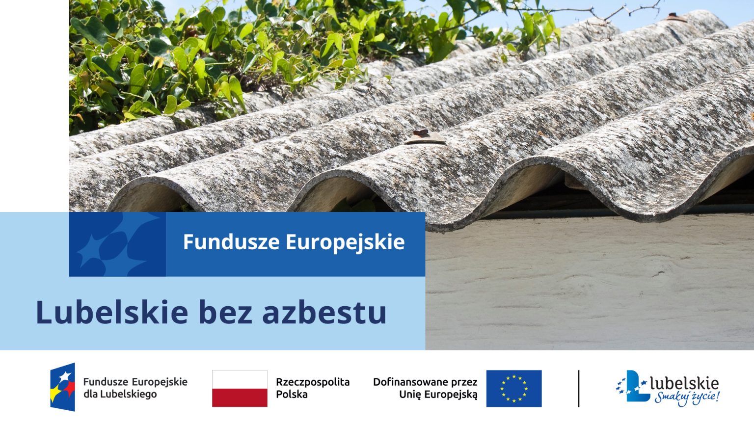 Fragment dachu falistego z azbestu. Napisy: Fundusze Europejskie. Lubelskie bez azbestu. Dodatkowo pasek z logo programu Fundusze Europejskie dla Lubelskiego i Lubelskie - Smakuj życie, a także z flagami Polski i Unii Europejskiej