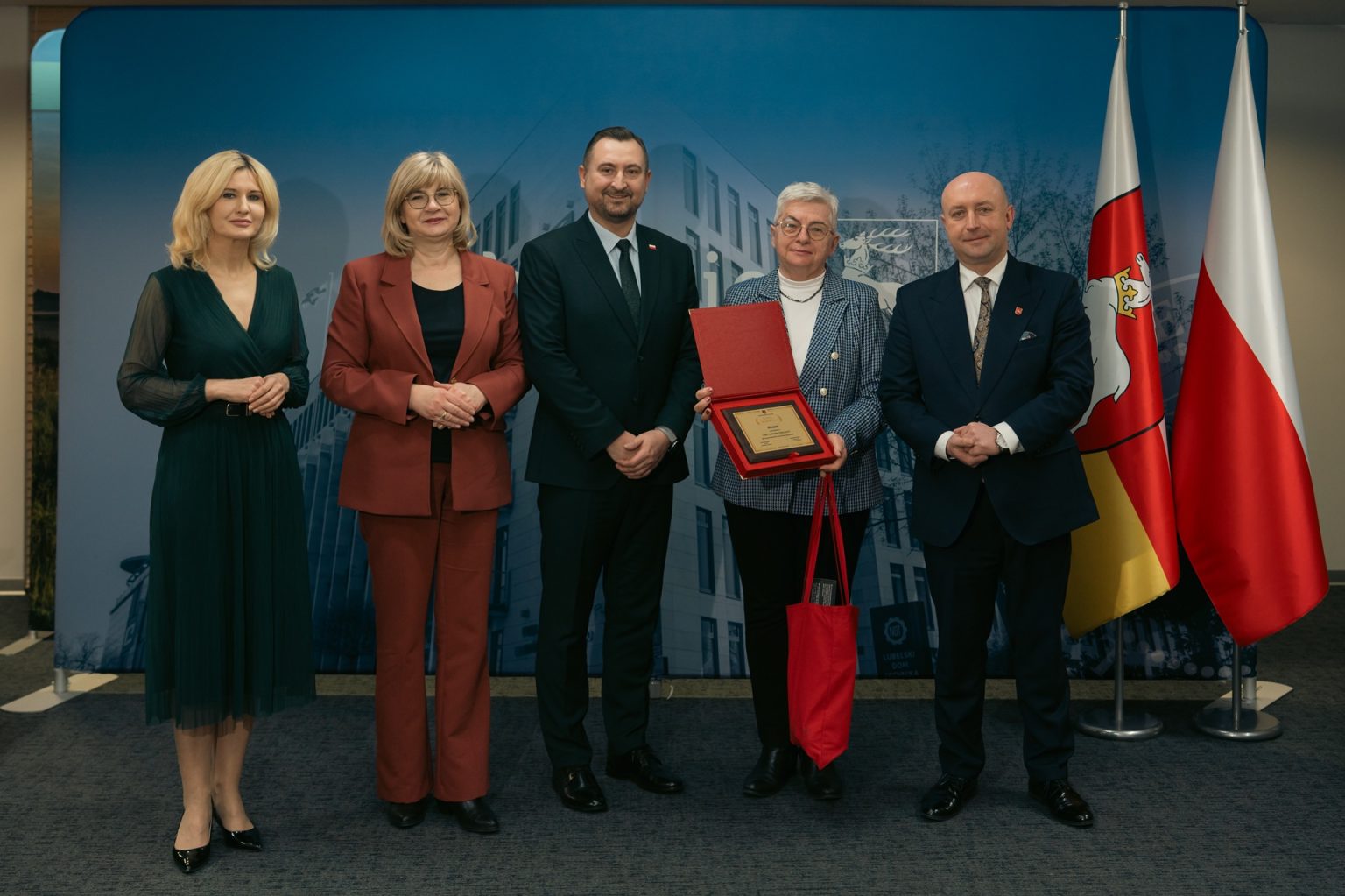 wicemarszałek Piotr Breś i wicemarszałek Marek Wojciechowski na pamiątkowym zdjęciu podczas wręczenia grawertonu