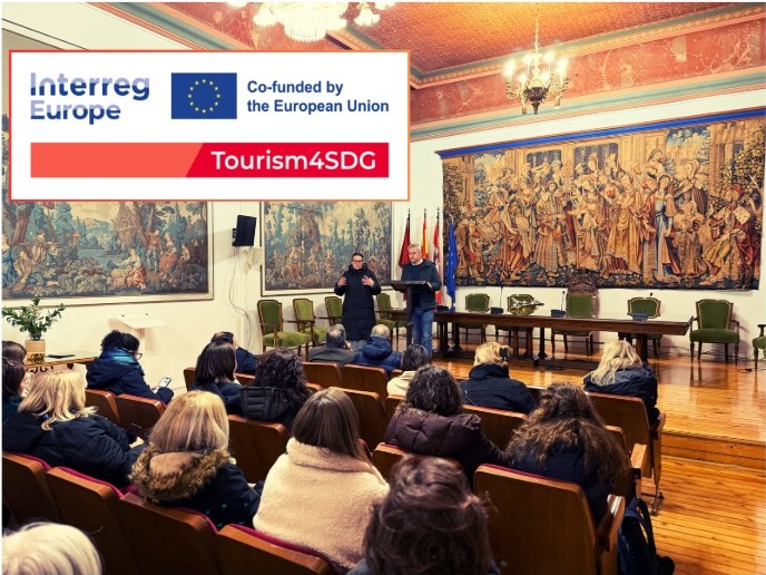 Partnerzy uczestniczą w spotkaniu na sali będącej częścią Muzeum.