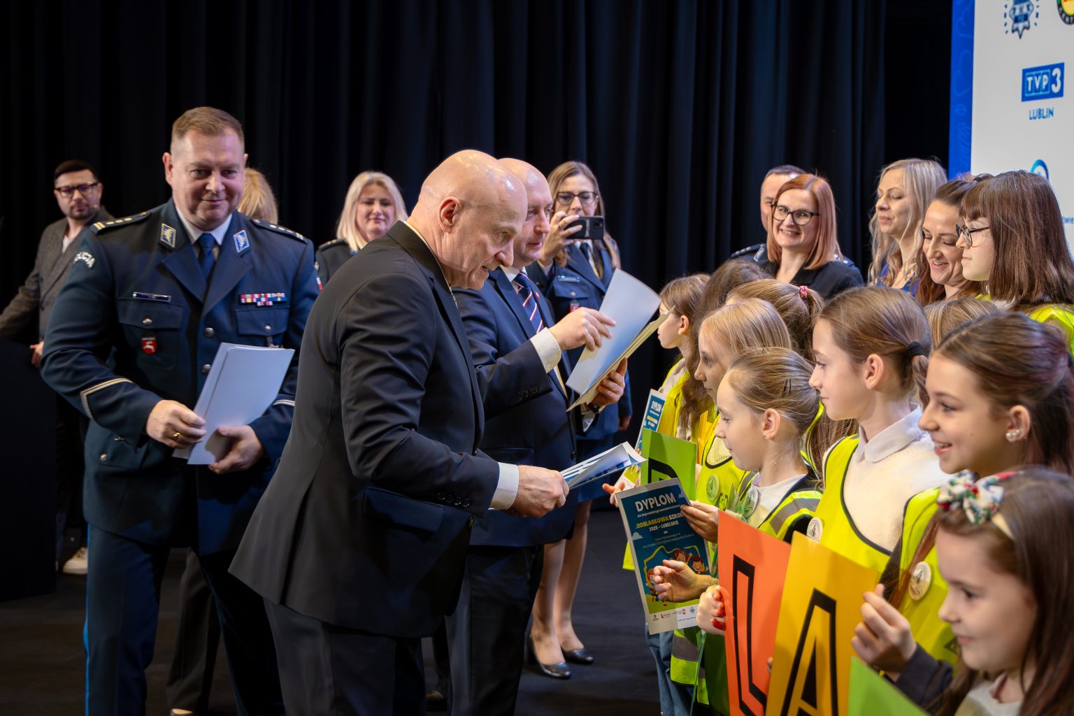 Marszałek Jarosław Stawiarski i wicemarszałek Piotr Breś wręczają dzieciom nagrody