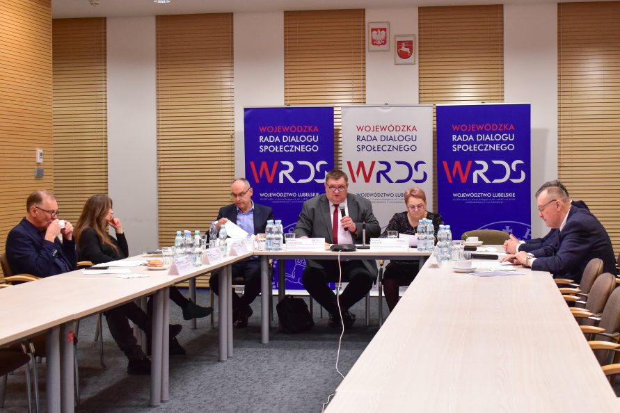 Członkowie WRDS WL podczas posiedzenia Prezydium. Nowy przewodniczący, Zbigniew Marchwiak, prezes Związku Rzemiosła Polskiego, przemawia do zgromadzonych.