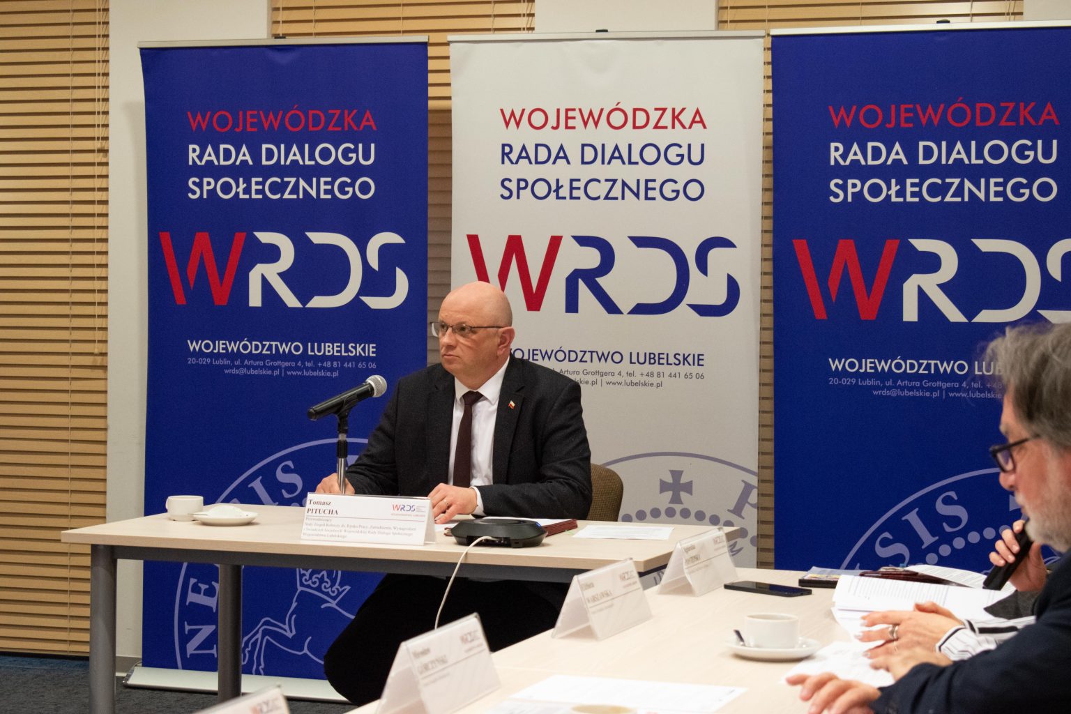 Przewodniczący Tomasz Pitucha podczas posiedzenia Stałego Zespołu Roboczego ds. Rynku Pracy, Zatrudnienia, Wynagrodzeń i Świadczeń Socjalnych WRDS WL.