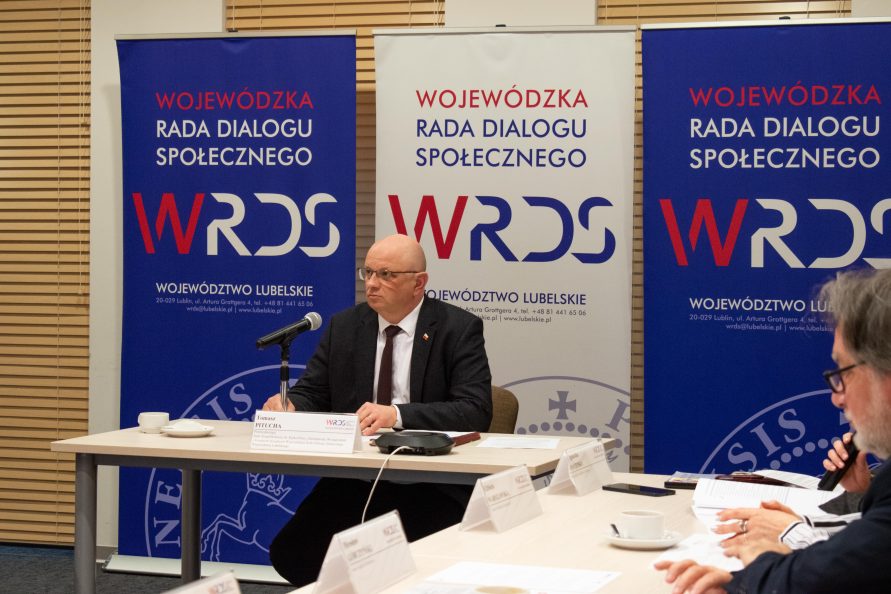 Przewodniczący Tomasz Pitucha podczas posiedzenia Stałego Zespołu Roboczego ds. Rynku Pracy, Zatrudnienia, Wynagrodzeń i Świadczeń Socjalnych WRDS WL.