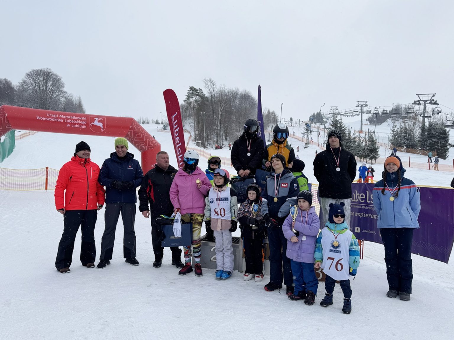 Członek Zarządu Marcin Szewczak na wspólnym zdjęciu wraz ze zwycięzcami