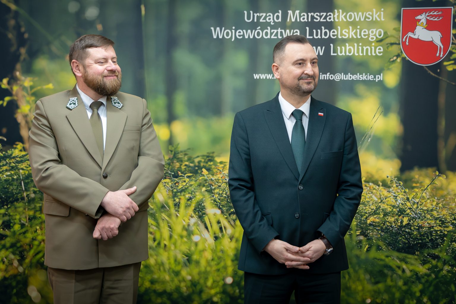 Od lewej: Paweł Łapiński Dyrektor Zespołu Lubelskich Parków, Marek Wojciechowski wicemarszałek województwa lubelskiego