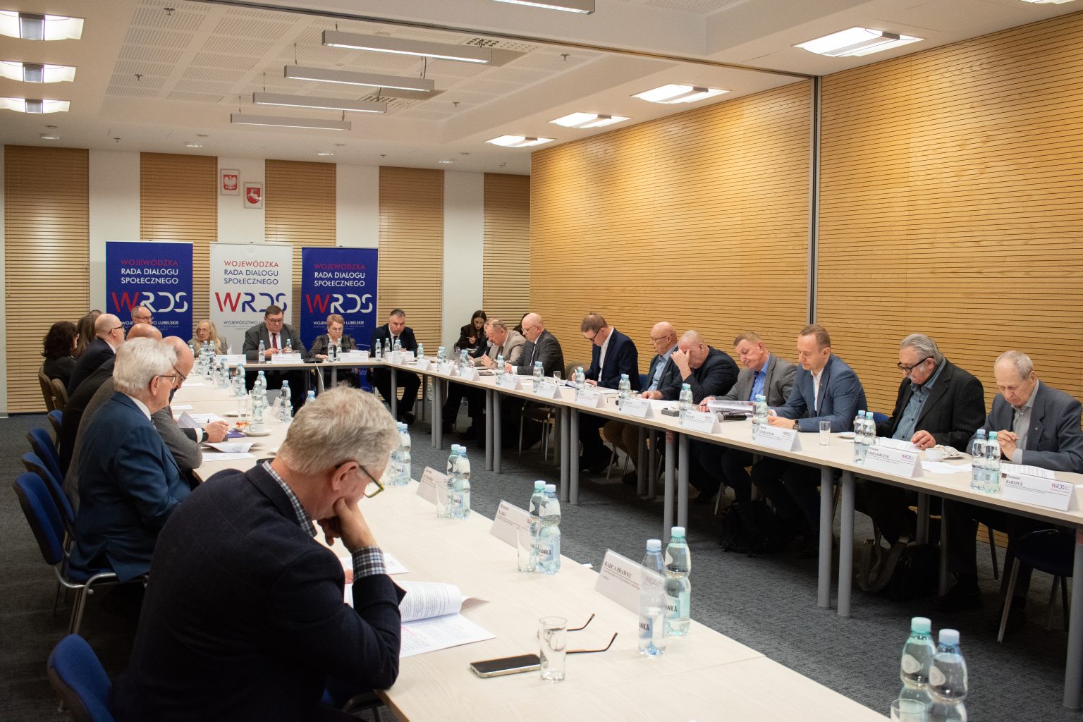 Członkowie Wojewódzkiej Rady Dialogu Społecznego Województwa Lubelskiego prowadzą obrady i dyskusje nad porządkiem obrad