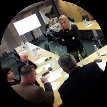 Uczestnicy dyskutują podczas warsztatów.