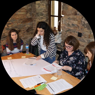 Partnerzy projektu pracują przy stole.